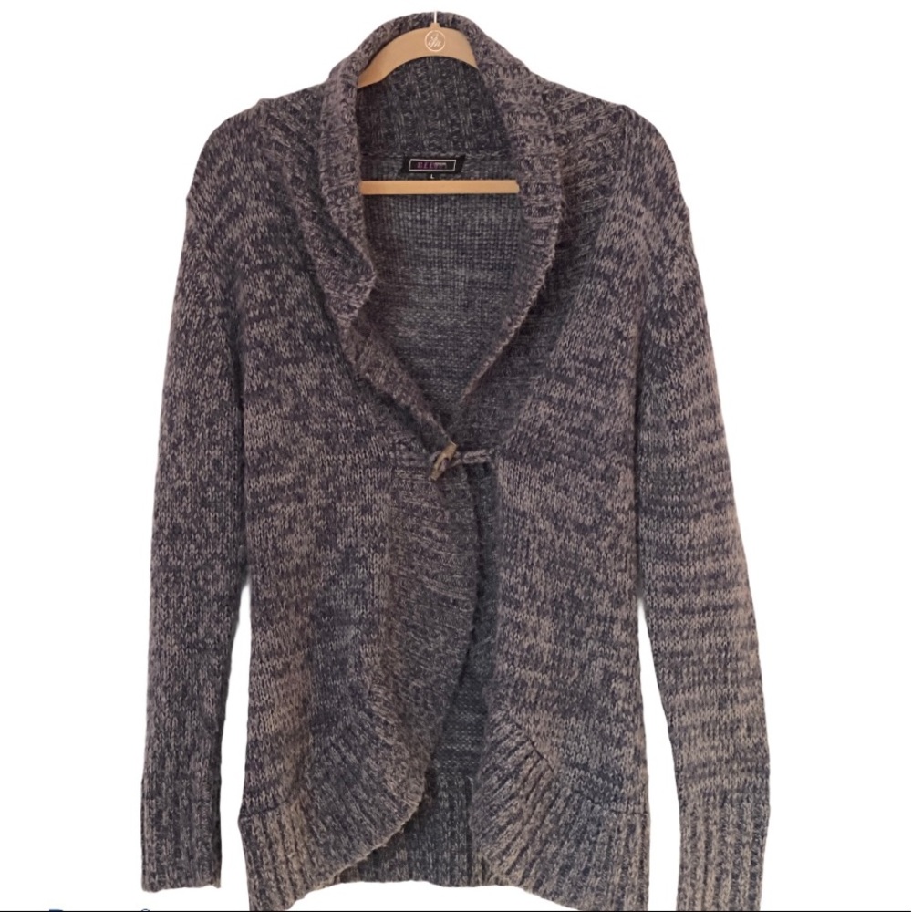 Cardigan with shades of blue and toggle closure